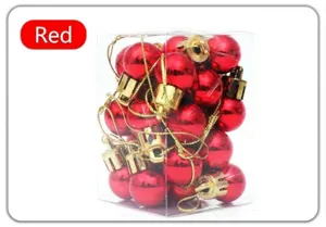 Detalle de 24 bolas de Navidad rojas con cordones dorados en una caja de plástico clara