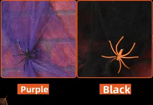 Detail van paarse en zwarte spinnenwebben met plastic spinnen voor Halloween decor
