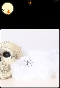Rekbaar wit spinnenweb met kleine zwarte spinnen voor griezelige Halloween decoratie