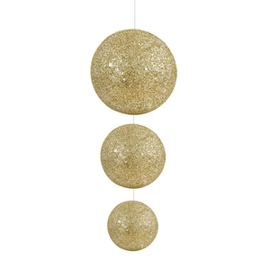 Détail de trois boules de Noël suspendues en fer avec finition pailletée dorée