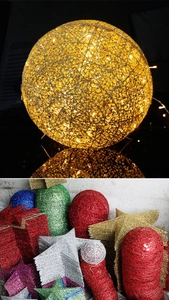 Détail macro de boules pliables en treillis métallique à paillettes pour décoration