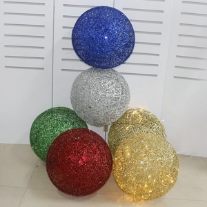 Détail de boules de Noël colorées en fil creux avec paillettes et lumières LED