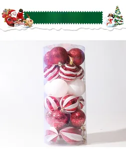 Details der rot-weißen sortierten Weihnachtskugeln in einer zylindrischen Packung