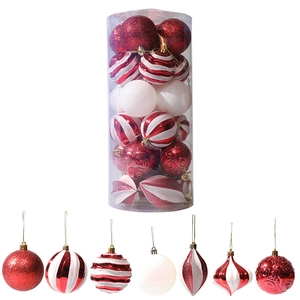 Rote und weiße Weihnachtskugeln im Set mit verschiedenen Mustern für den Tannenbaum