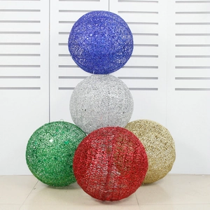 Lot de cinq boules de Noël tissées creuses colorées pour décoration de vitrine festive