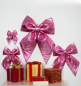 Détail de quatre nœuds décoratifs rose métallisé de tailles variées pour les célébrations