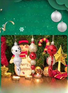 Détail de suspensions de Noël en forme de boules avec paillettes et textures facettées