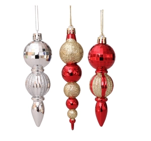 Vue détaillée de boules de Noël étagées rouges, dorées et argentées aux textures variées