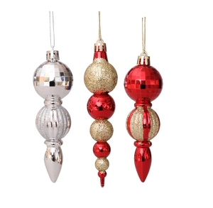 Détail de trois suspensions de Noël rouge et or avec paillettes et textures métal