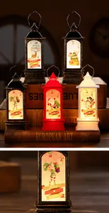 Primer plano de farolillos LED navideños vintage con luz cálida y motivos de renos