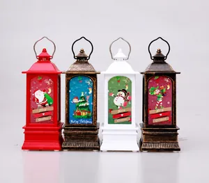 Detalle de cuatro farolillos de Navidad vintage con dibujos de Papá Noel y muñeco de nieve