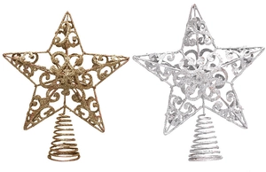 Nahaufnahme goldener und silberner Christbaumspitzen mit hohlen Rankenmustern