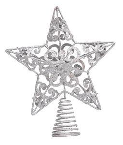 Nahaufnahme der silbernen Christbaumspitze aus Eisen mit Glitzer und Hohlmustern