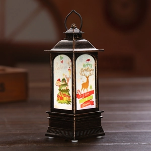 Farol navideño LED de bronce vintage con estampados de renos y árboles sobre madera