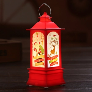 Primer plano de linterna navideña roja con luz LED cálida y motivos de Papá Noel