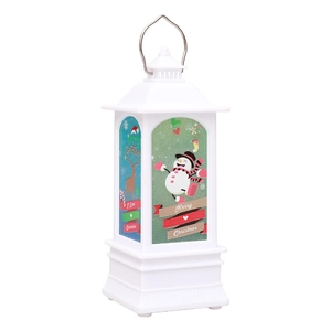 Primer plano de un farol navideño blanco con ilustraciones de renos y muñecos de nieve