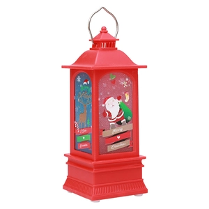 Detalle de farol navideño rojo con diseño de Papá Noel y asa de metal plateado pulido
