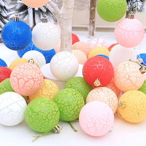 Palline di Natale color macaron con motivi a crepe per decorare l'albero
