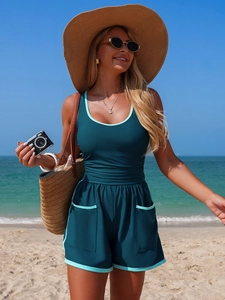 Détail du maillot de bain sport vert foncé avec poches latérales et liseré bleu clair chic