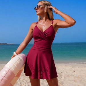 Abito da nuoto bordeaux con scollo a V e motivi floreali tagliati al laser al mare
