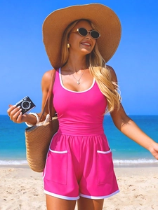 Détail du maillot de bain deux pièces rose avec bordure blanche contrastée et grandes poches
