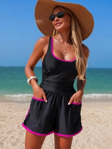 Détail du maillot de bain sport noir avec liseré rose vif et décolleté en U élégant