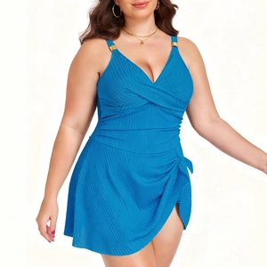 Détail du maillot de bain bleu lac grande taille avec col en V et accents métalliques dorés