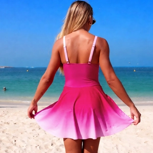 Rückenansicht eines rosa Farbverlauf-Badekleids mit rückenfreiem Halter-Design am Strand