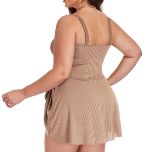 Détail de la texture en maille côtelée marron d'un maillot de bain sans manches ajusté