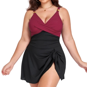 Détail d'un maillot de bain grande taille bordeaux et noir en tissu côtelé et anneaux