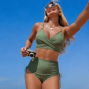 Détail du haut de bikini vert olive avec design croisé et boucles carrées dorées élégantes