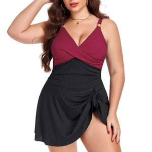 Détail d'un maillot de bain grande taille rouge et noir avec tissu côtelé et boucles dorées