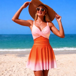 Detail eines V-Ausschnitt-Badeanzugs mit plissiertem Rock und pink-orangefarbenem Verlauf
