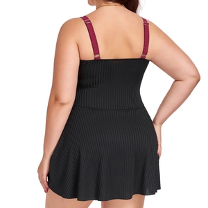 Détail d'un maillot de bain noir côtelé grande taille avec bretelles bordeaux réglables