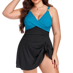 Détail d'un maillot de bain grande taille avec haut bleu côtelé et jupe noire