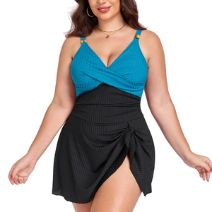 Détail d'une robe de bain grande taille en maille côtelée bleue et noire avec boucle dorée