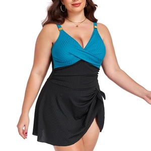 Détail d'un maillot de bain grande taille à col en V avec texture côtelée et dorures