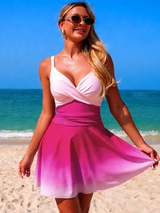 Rosa-weißer Ombré-Badeanzug mit gekreuztem V-Ausschnitt für Damen am Strand