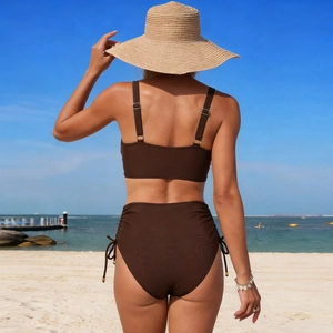 Détail du bas de bikini marron foncé à taille haute avec cordons de serrage latéraux