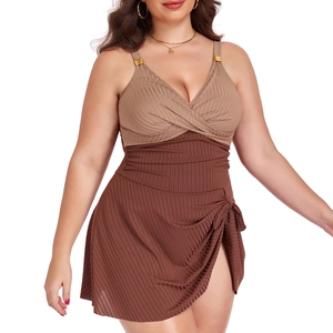 Détail de la texture côtelée et des boucles dorées sur ce maillot de bain bicolore gainant