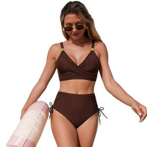 Maillot de bain deux pièces marron foncé à taille haute avec décolleté en V et boucles dorées