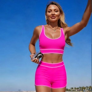 Costume da bagno bikini sportivo due pezzi rosa con pantaloncini a vita alta da donna