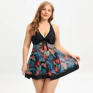 Détail d'un maillot de bain grande taille avec col en V licou et jupe en tulle tropicale