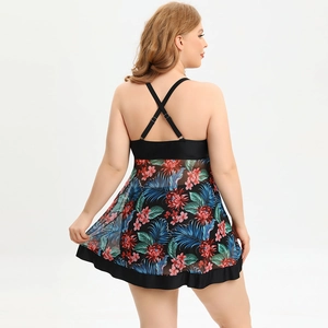 Détail d'un maillot de bain grande taille avec bretelles croisées et imprimé floral tropical