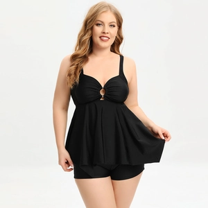 Détail de tankini noir grande taille avec découpe anneau, plis et shorty taille haute