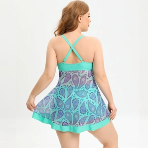 Détail du tankini grande taille avec bretelles croisées vert menthe et jupe en tulle