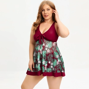 Détail d'un maillot de bain grande taille avec haut bordeaux en V et jupe à motif tropical