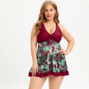 Détail d'un maillot de bain grande taille bordeaux avec col en V, nœud et jupe fleurie