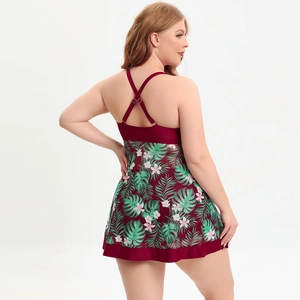 Détail d'un maillot de bain grande taille bordeaux avec imprimé palmier et dos croisé