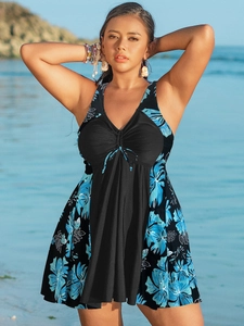 Détail de robe de bain grande taille à col en V, imprimé floral bleu et cordon de serrage